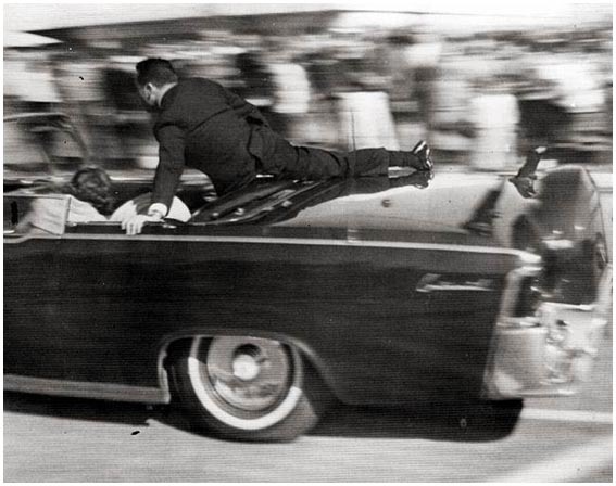 Khoảnh khắc đặc viên mật vụ Clint Hill lao lên xe làm lá chắn cho những người trên chiếc limousine tổng thống, ngay sau phát súng chí mạng được bắn ra. Ảnh: Wiki