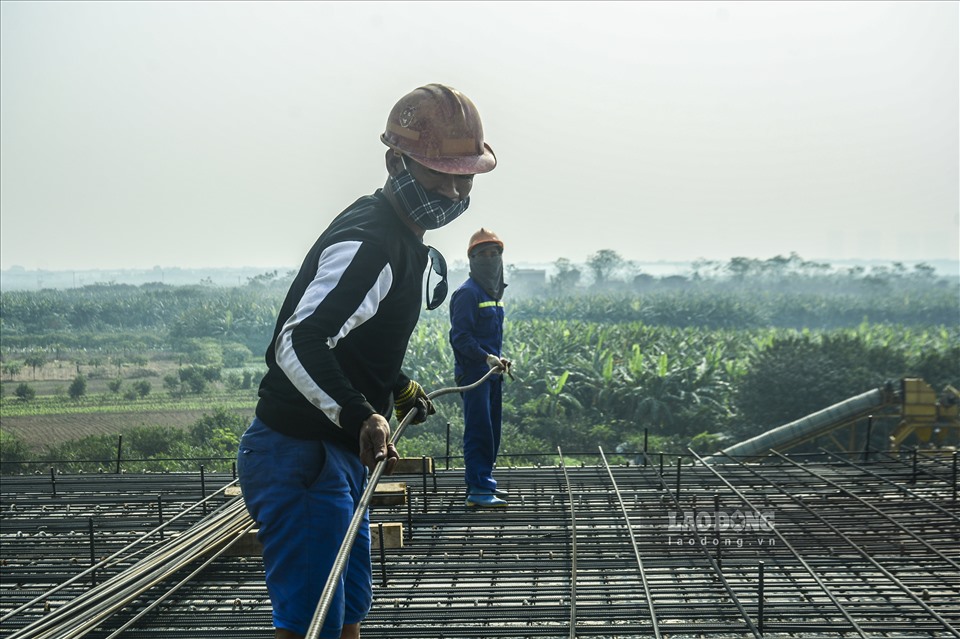 Tư vấn trưởng dự án cầu Vĩnh Tuy giai đoạn 2 -  Nguyễn Duy Việt Phương cho biết, đến thời điểm hiện tại, công trình cơ bản đáp ứng được tiến độ tổng thể. Đối với công trình này, những hạng mục dưới nước thi công gặp nhiều khó khăn nhưng thời tiết rất thuận lợi, bên cạnh đó chủ đầu tư cũng như nhà thầu cùng đơn vị tư vấn cũng đã tính toán kỹ những ảnh hưởng khách quan nên mọi khó khăn được khắc phục.