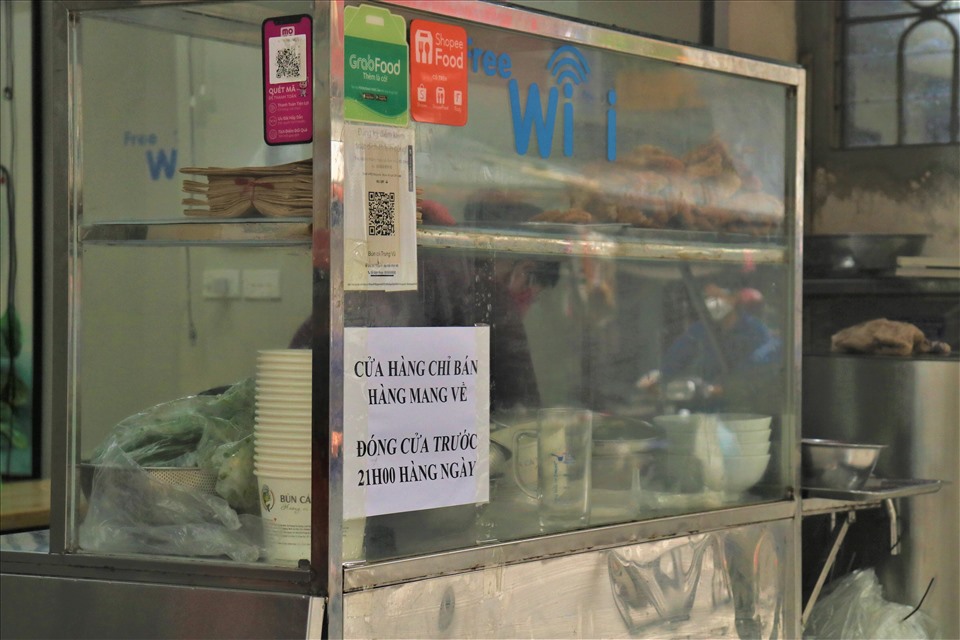 Các cửa hàng ăn uống trong khu vực chợ đều thực hiện treo biển “chỉ bán mang về“. Ảnh: Phan Cúc