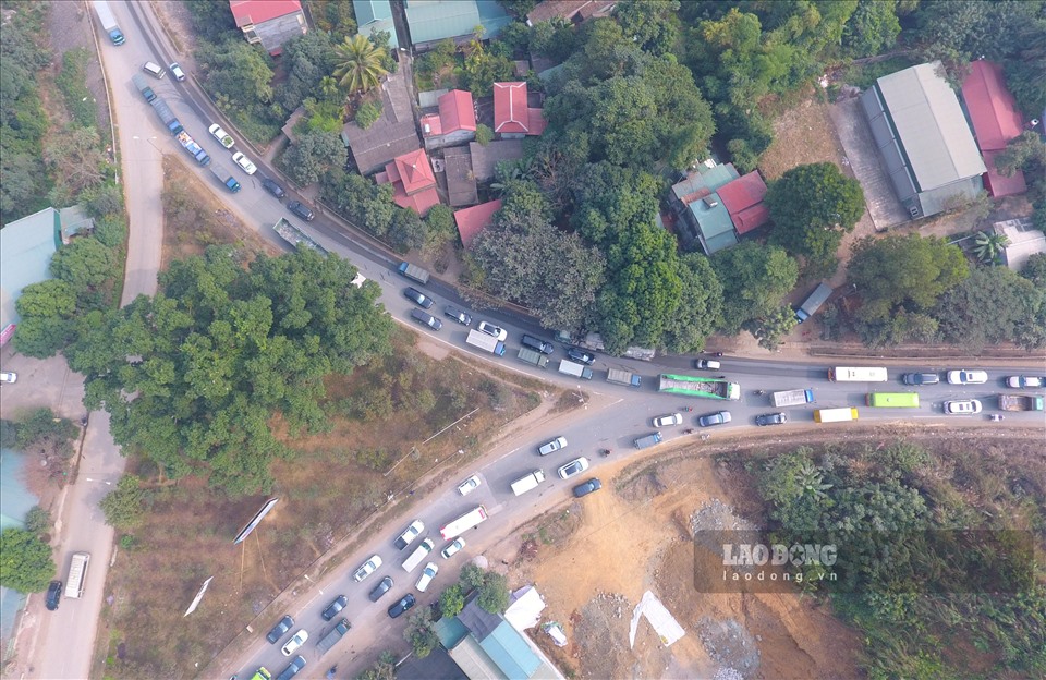Vào hồi 7h15 ngày 16.12, vụ tai nạn gia thông xảy ra tại Km 80+500 Quốc lộ 6 đoạn qua Dốc Cun thuộc tổ 4, phường Thống Nhất, TP Hoà Bình, tỉnh Hoà Bình.