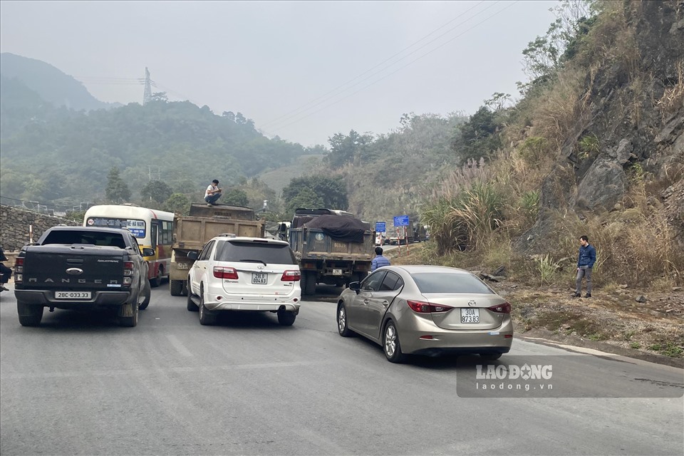 Giao thông tại khu vực dốc Cun bị ùn tắc cục bộ từ thời điểm xảy ra tai nạn.