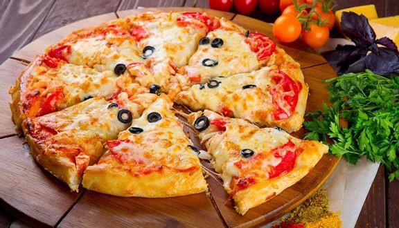 Pizza có thể bảo quản được trong ngăn mát tủ lạnh khoảng 2 ngày và nếu để trong ngăn đá, thời gian bảo quản có thể kéo dài lâu hơn. Ảnh: Foody