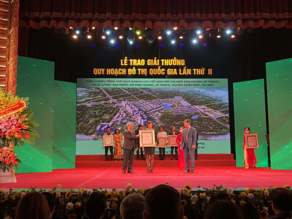 Bà Nguyễn Lan Hương đại diện cho dự án Khu đô thị Kim Chung- Di Trạch (Hinode Royal Park) lên nhận giải thưởng