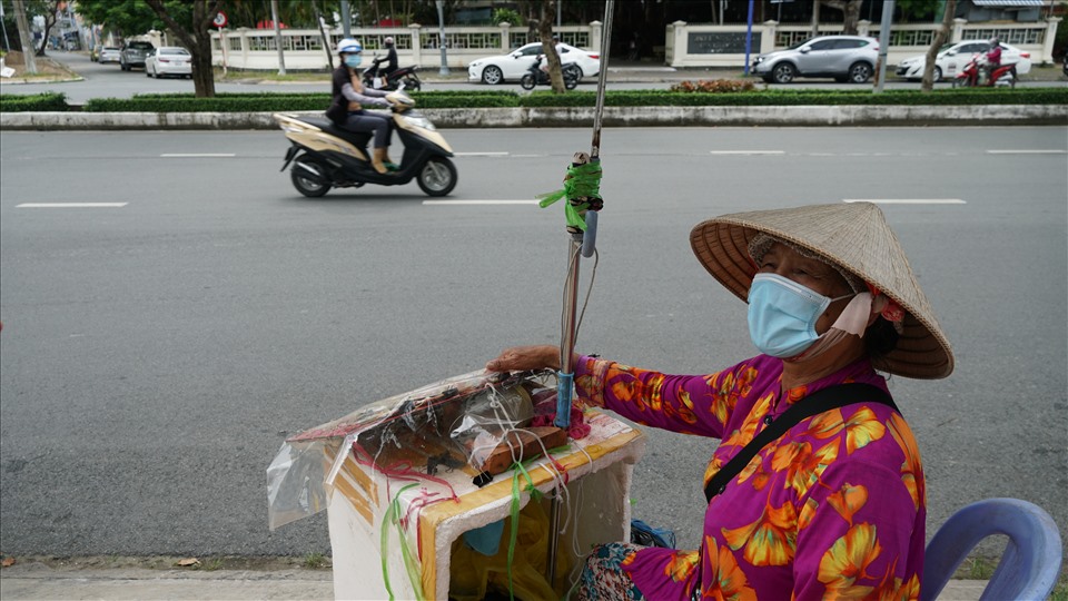 Ghi nhận của phóng viên Lao Động ngày 16.12 tại Cần Thơ, người bán cũng như người mua vé số đã bắt đầu giảm nhiệt trên các trục đường chính.
