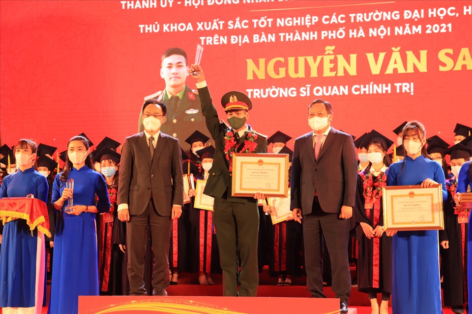 Nguyễn Văn Sang trong lễ vinh danh các thủ khoa tốt nghiệp các trường ĐH, học viện trên địa bàn TP.Hà Nội. Ảnh: NVCC