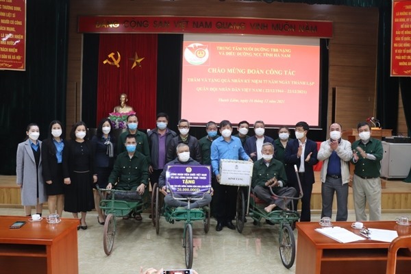 Công đoàn Viên chức Việt Nam thăm và tặng quà Trung tâm Điều dưỡng thương binh Duy Tiên và Trung tâm Nuôi dưỡng Thương bệnh binh nặng và điều dưỡng người có công tỉnh Hà Nam.