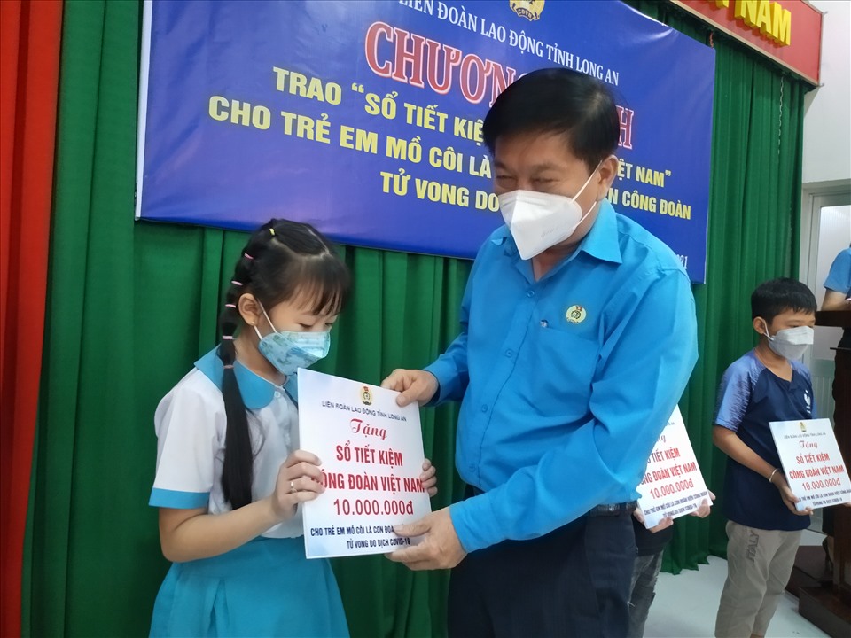Ông Nguyễn Văn Quí trao sổ tiết kiệm cho các trẻ mồ côi. Ảnh: K.Q