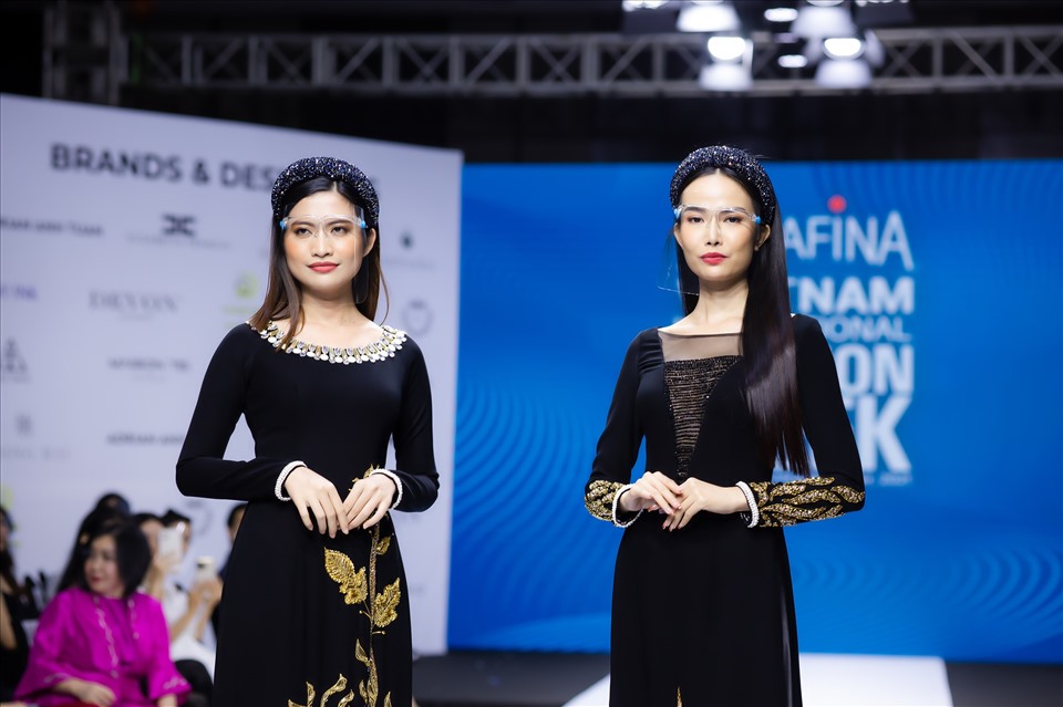 Tuần lễ thời trang quốc tế Việt Nam là sự lựa chọn tốt nhất để anh có thể thực hiện nguyện vọng mang áo dài đến với năm châu. Ảnh: NSCC.