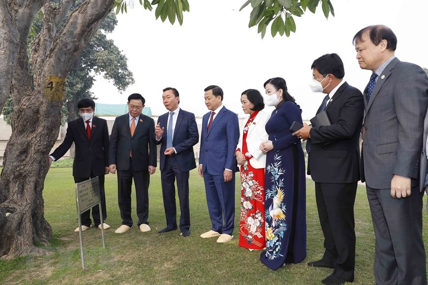 Chủ tịch Quốc hội Vương Đình Huệ cùng đoàn đại biểu cấp cao Quốc hội Việt Nam  chụp ảnh lưu niệm. Ảnh: TTXVN