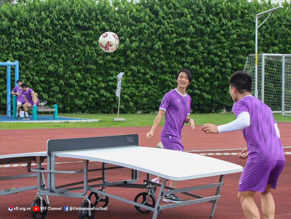 Do vừa mới trải qua thi đấu nên huấn luyện viên Park Hang-seo đã chia tuyển Việt Nam thành 2 nhóm. Nhóm đá chính trận gặp Indonesia được tự do chơi các trò chơi vận động tuỳ theo sở thích của từng người để tái tạo năng lượng. Ảnh: VFF