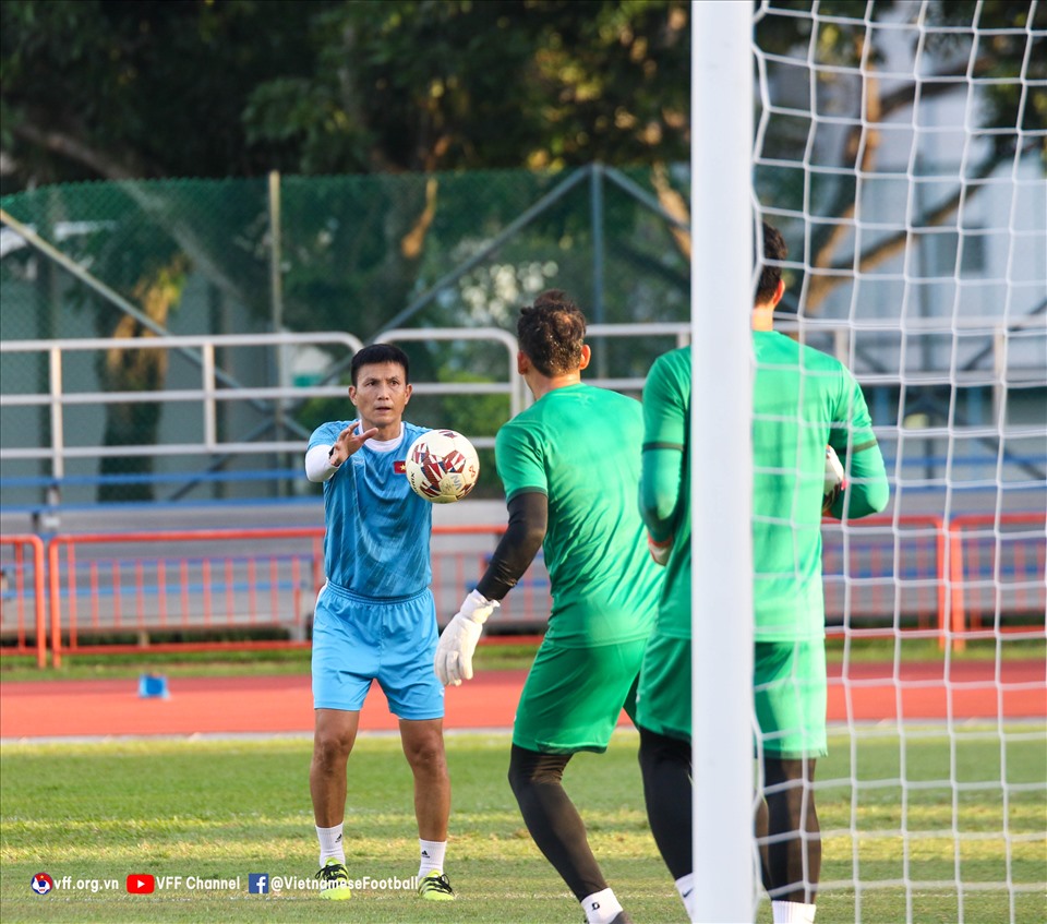 Nhóm thủ môn vẫn tích cực tập luyện dưới sự chỉ đạo và hướng dẫn của trợ lý huấn luyện viên Nguyễn Thế Anh. Ảnh: VFF
