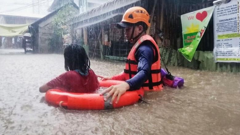Nước ngập sâu đến ngực ở Cagayan de Oro, Mindanao. Ảnh: AFP