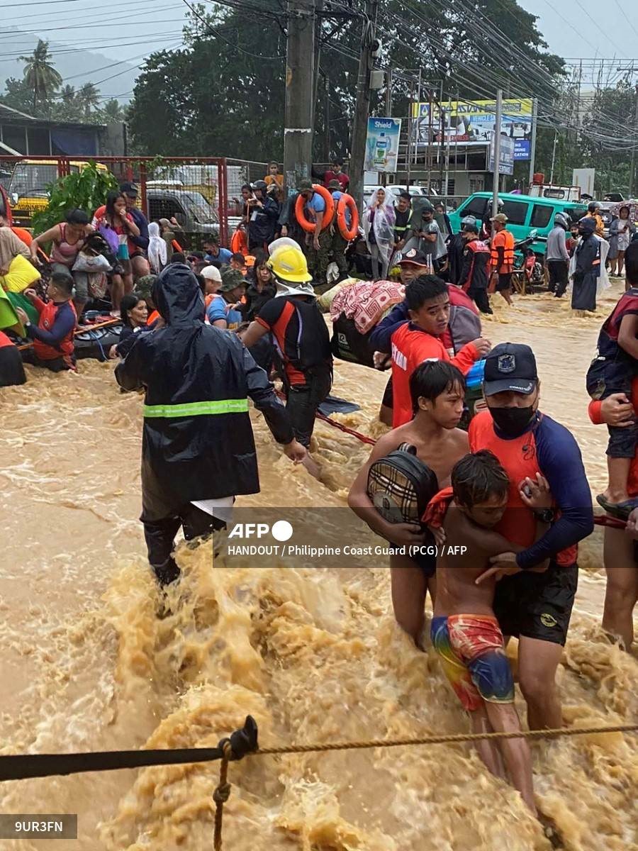 Nước lũ cuồn cuộn khi bão Rai đổ bộ Philippines. Ảnh; AFP