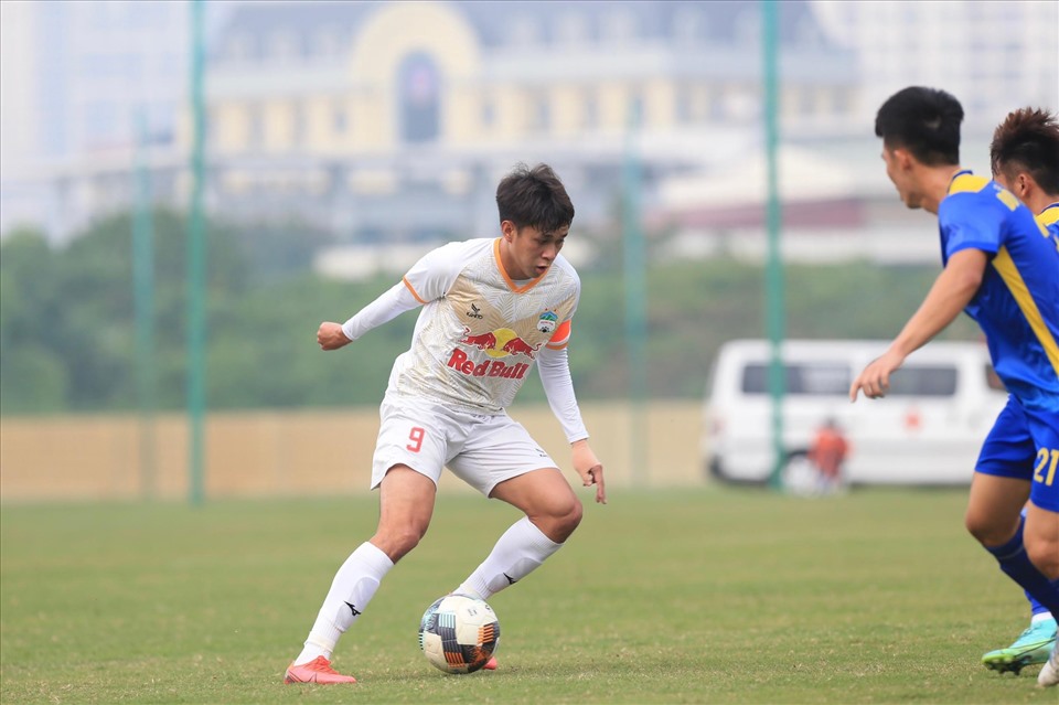 Lê Minh Bình (trái) là một trong những cầu thủ trẻ đáng chú ý tại giải U21 quốc gia năm nay. Ảnh: Tiffy