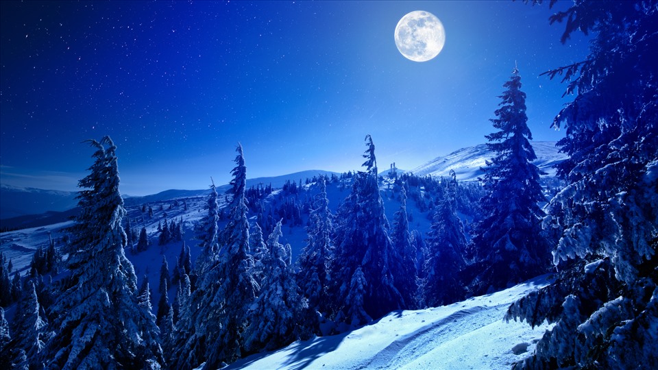Trăng tròn mùa đông trên dãy núi Carpathian Trung và Đông Âu. Ảnh: YouraPechkin/Getty Images