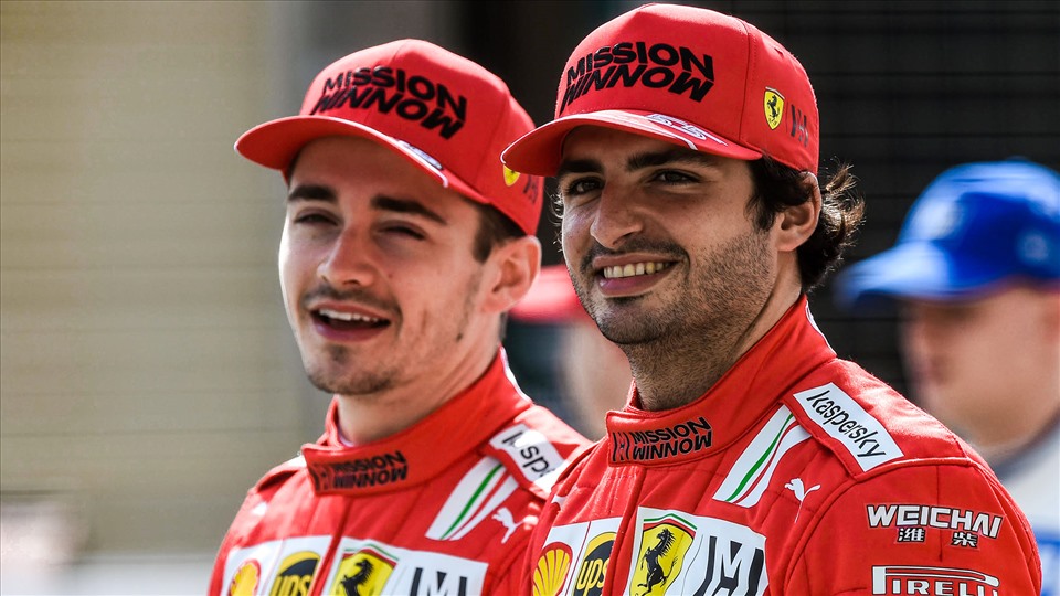 Carlos Sainz (phải) và Charles Leclerc được kỳ vọng sẽ cùng Ferrari tạo nên thách thức trong mùa giải tới. Ảnh: F1