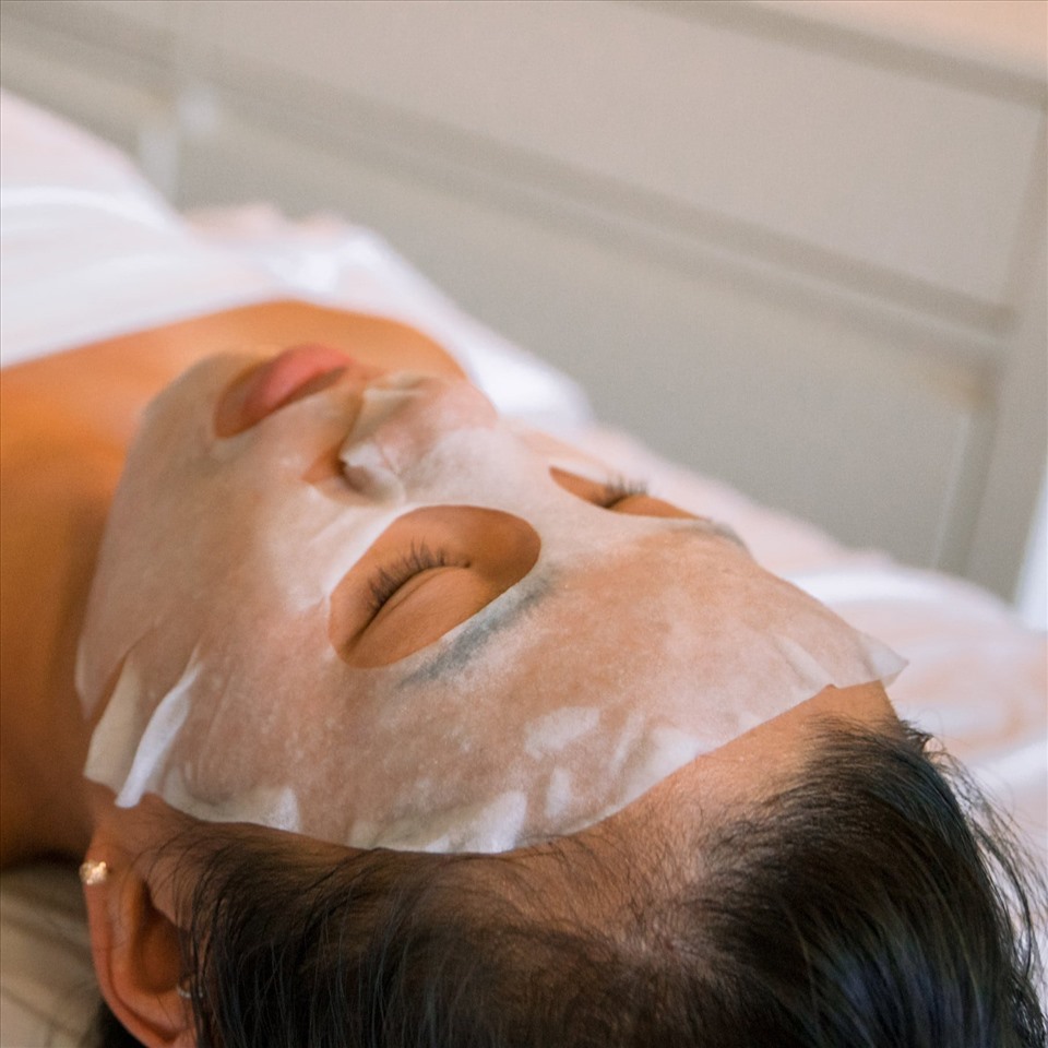 Hãy thư giãn khoảng 20 phút khi đắp mặt nạ để giúp dưỡng chất có thể thẩm thấu vào da. Ảnh: Xinhua