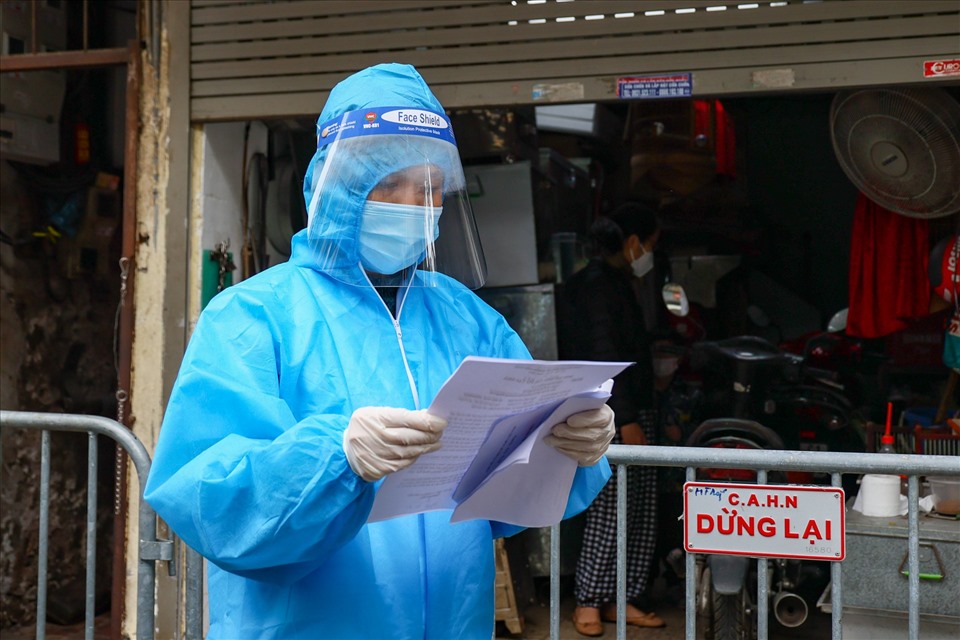 Ngành y tế tại quận Hoàn Kiếm kiểm tra danh sách F0 đang điều trị tại nhà.