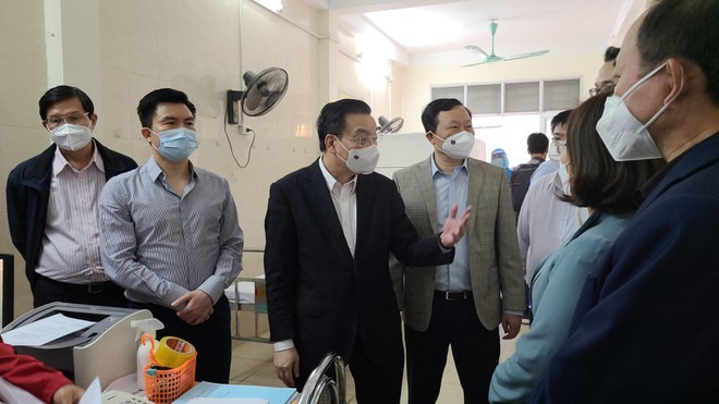 Chủ tịch Hà Nội kiểm tra trạm y tế lưu động ở Đống Đa.