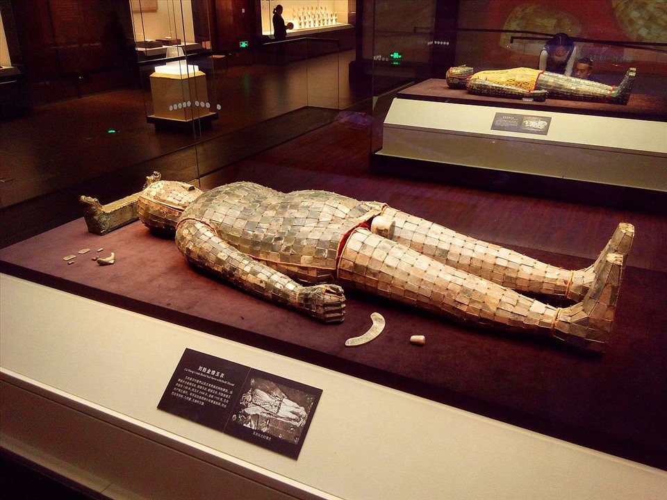 Bộ đồ tùy táng bằng ngọc bích của Lưu Thắng tại Bảo tàng Hà Bắc. Ảnh: Wiki