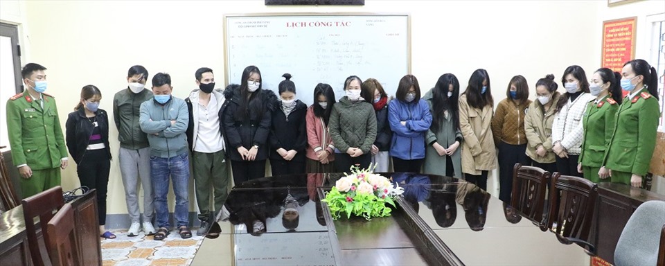 Các đối tượng tại đại lý trên địa bàn tỉnh Nghệ An bị công an bắt giữ. Ảnh: CANA