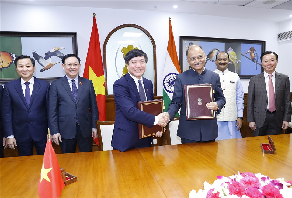 Văn phòng Quốc hội Việt Nam và Văn phòng Hạ viện Ấn Độ  ký ghi nhớ hợp tác trong lĩnh vực thư viện và truyền hình Quốc hội. Ảnh: Thành Chung