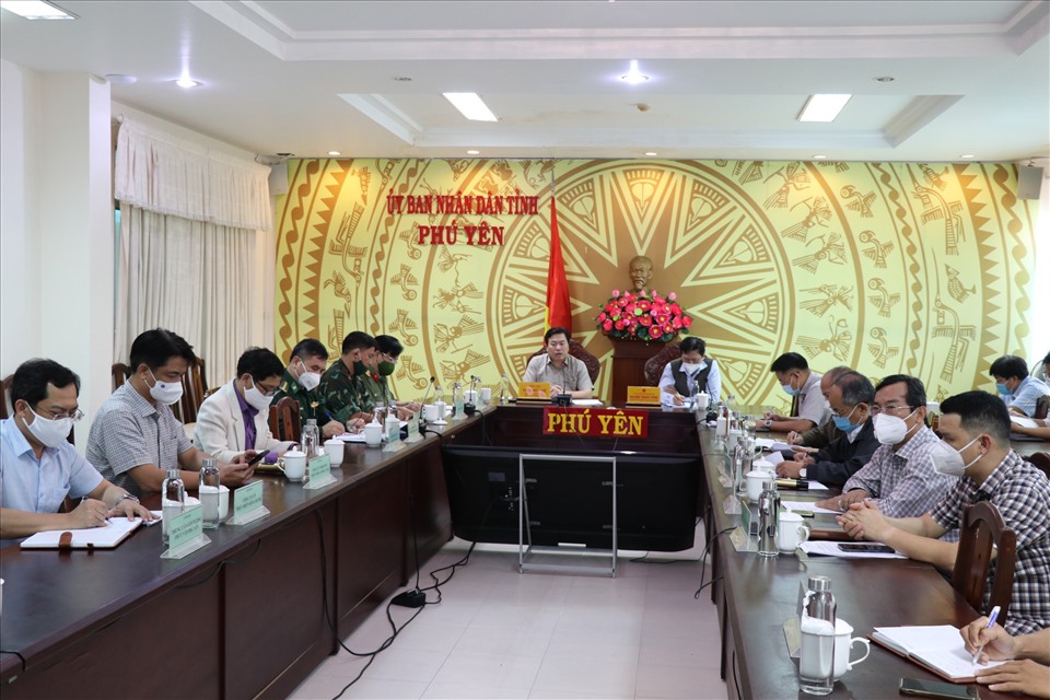 UBND tỉnh Phú Yên họp khẩn triển khai đồng loạt nhiều biện pháp ứng phó với bão số 9. Ảnh: Phương Uyên