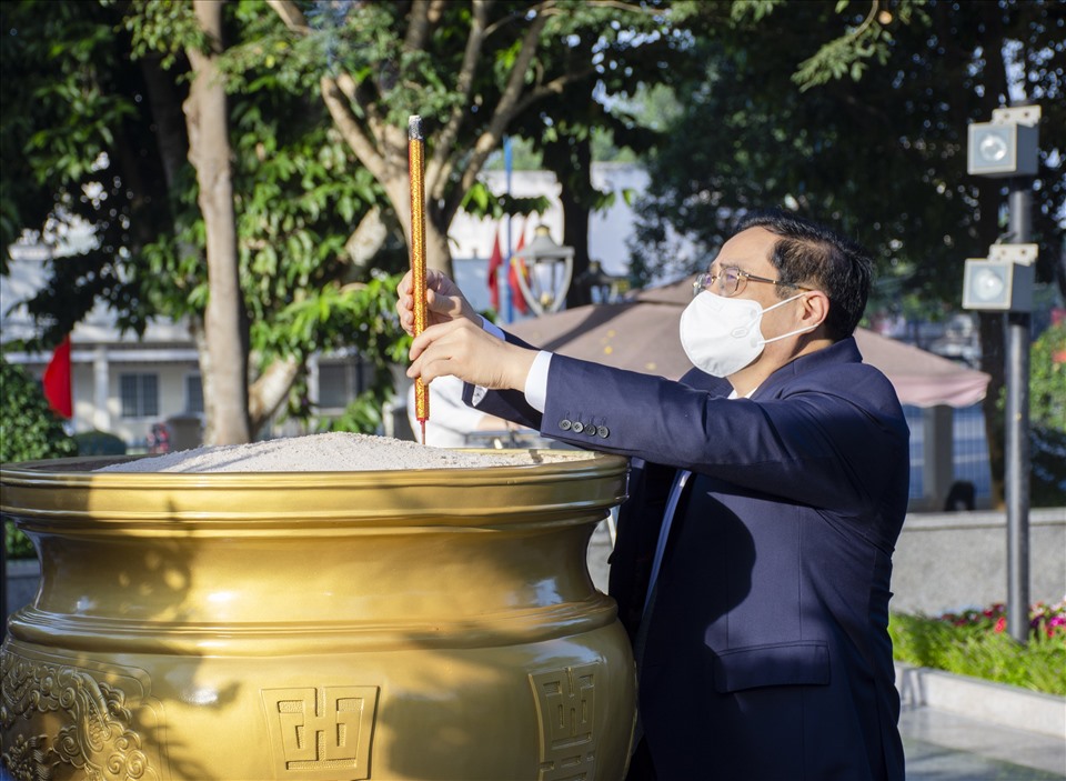 Thủ tướng Chính phủ Phạm Minh Chính dâng hương tưởng niệm tại Đền thờ nữ anh hùng Võ Thị Sáu.