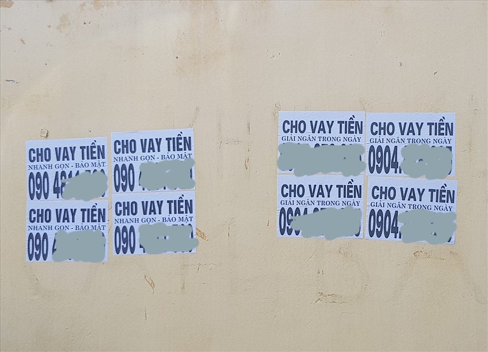 Tờ rơi quảng cáo vay tiền được dán tại tường rào của trường THPT Ninh Bình - Bạc Liêu (thành phố Ninh Bình). Ảnh: NT