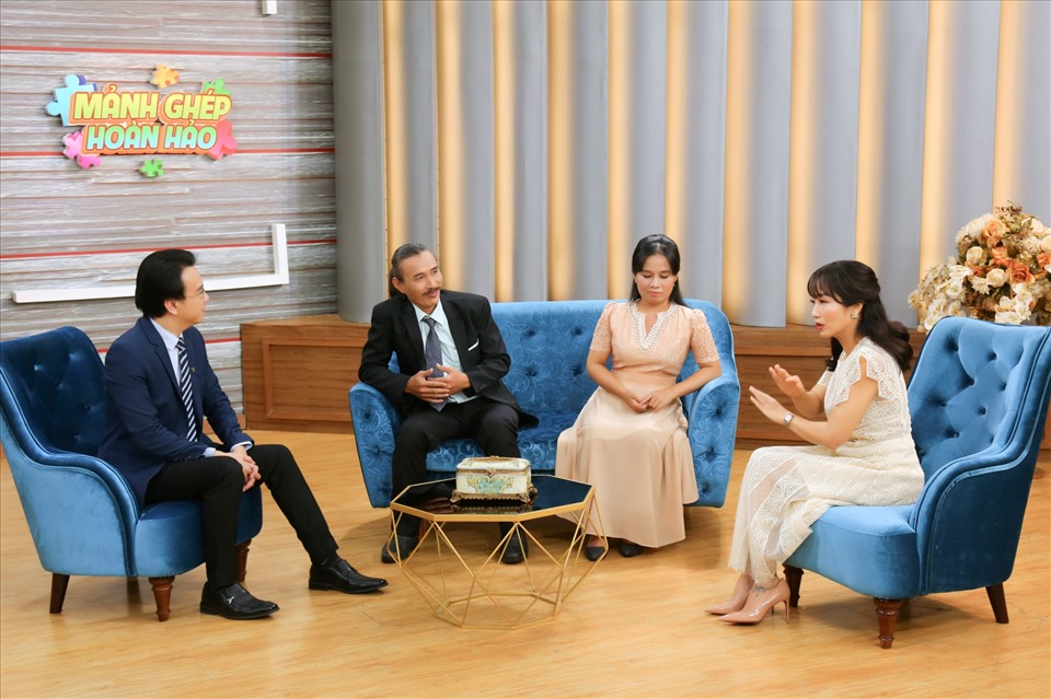 Hai vợ chồng Song Bình trò chuyện với Ốc Thanh Vân và chuyên gia. Ảnh: CTCC.