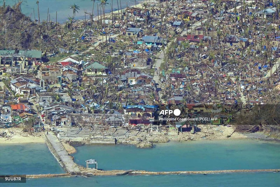 Bão Rai tàn phá diện rộng sau khi đổ bộ Siargao, Mindanao, Philippines hôm 17.12. Ảnh: AFP