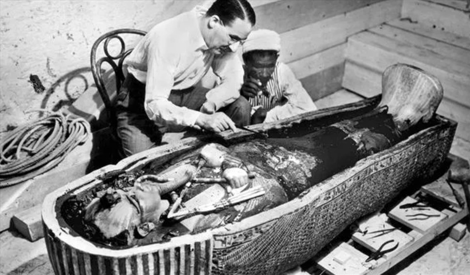 Howard Carter mở quan tài xác ướp Vua Tut. Ảnh: Wiki