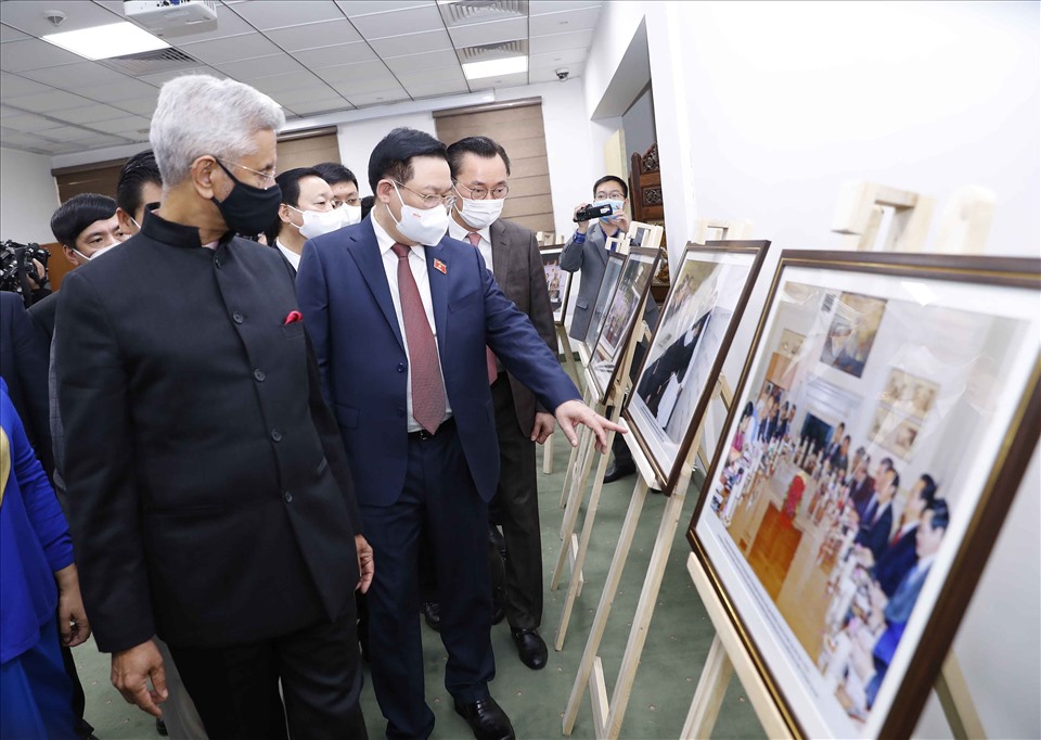 Chủ tịch Quốc hội Vương Đình Huệ tham quan triển lãm ảnh về quan hệ Việt Nam Ấn Độ với chủ đề “50 năm quan hệ ngoại giao Việt Nam-Ấn Độ”. Ảnh: Thành Chung