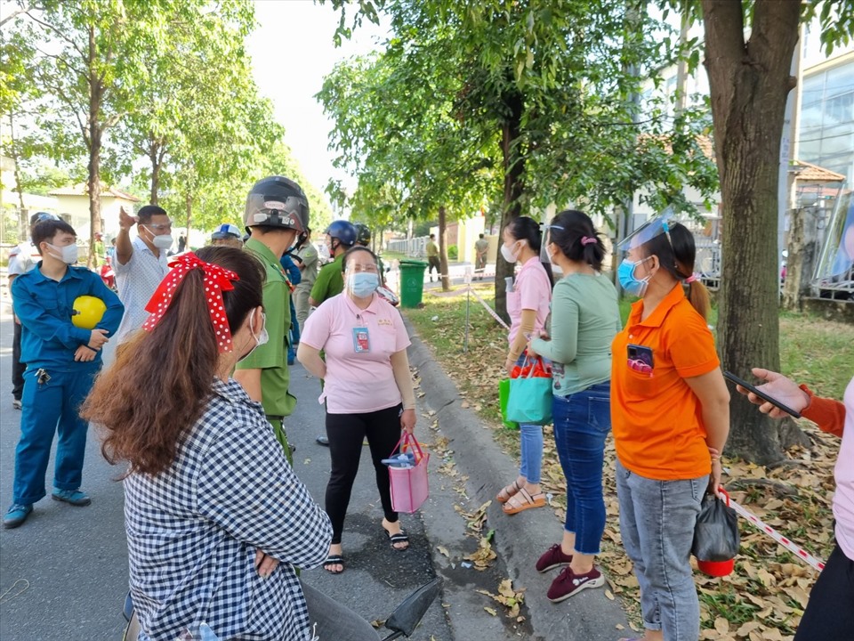 Lực lượng chức năng vận động công nhân tránh tụ tập vi phạm quy định về phòng chống dịch bệnh. Ảnh: Nam Dương