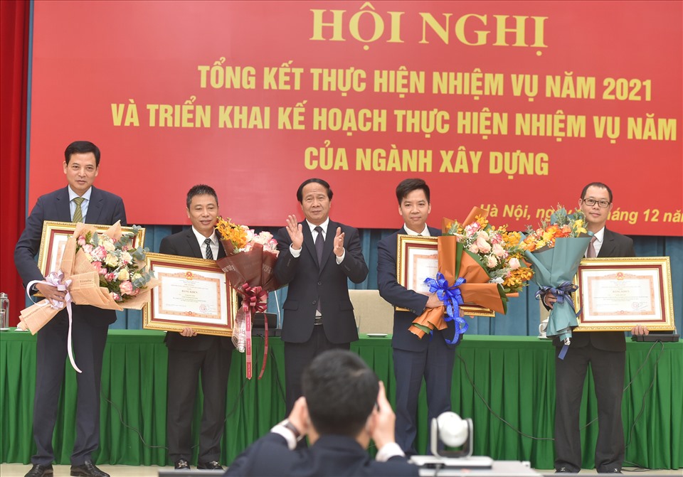 Phó Thủ tướng Lê Văn Thành trao Bằng khen của Thủ tướng Chính phủ tặng các cá nhân, tập thể đạt thành tích xuất sắc của ngành xây dựng. Ảnh: Đức Tuân