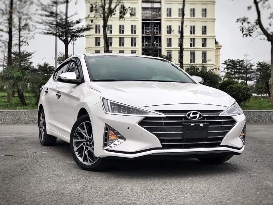 Đứng ở vị trí thứ 3 là Hyundai Elantra với 461 xe bán ra trong tháng 11.2021, tăng 295 xe so với tháng trước. Cộng dồn doanh số của Elantra từ đầu năm đến nay đạt 2.178 xe. Hyundai Elantra 2021 có 4 phiên bản bao gồm số sàn và số tự động được bán với giá niêm yết từ 570 - 755 triệu đồng. Ảnh: KL.