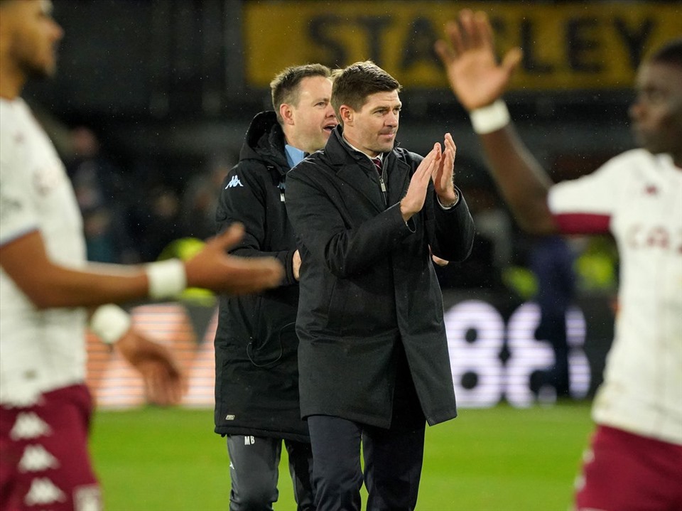 Gerrard đang là người hùng thật sự với các cổ động viên của Aston Villa. Ảnh: AFP