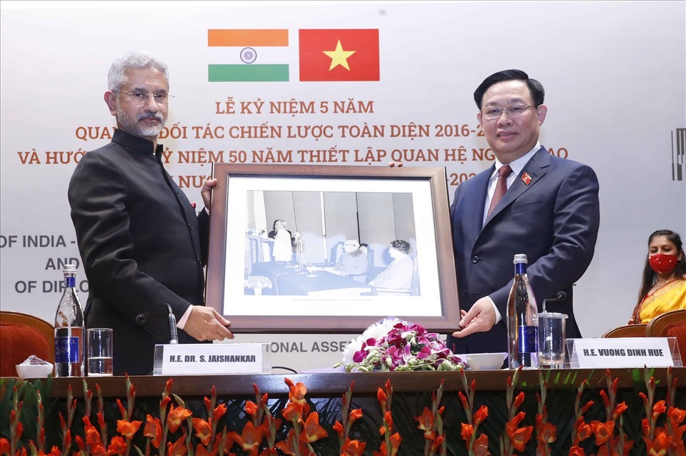 Bộ trưởng Ngoại giao Ấn Độ tặng Chủ tịch Quốc hội Vương Đình Huệ bức ảnh tư liệu quý Chủ tịch Hồ Chí Minh phát biểu tại Trụ sở Hội đồng Quan hệ Đối ngoại Ấn Độ cách đây 64 năm. Ảnh: Thành Chung