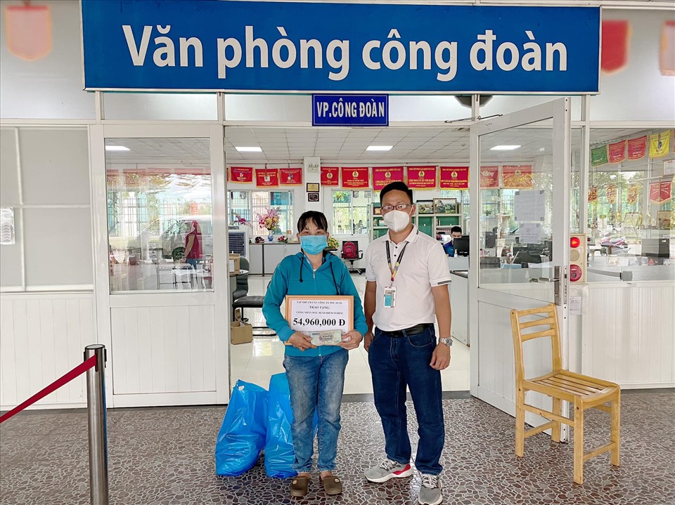 Công đoàn cơ sở Công ty TNHH Pousung Việt Nam chăm lo công nhân mắc bệnh hiểm nghèo. Ảnh: Hà Anh Chiến