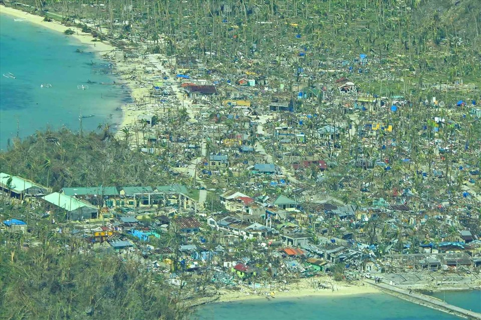 Ảnh vệ tinh cho thấy mức độ tàn phá khi bão Rai đổ bộ Siargao, Mindanao. Ảnh: AFP