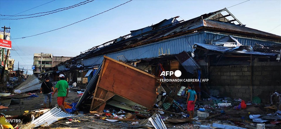 Một tòa nhà bị hư hại ở thành phố Surigao do bão. Ảnh: AFP