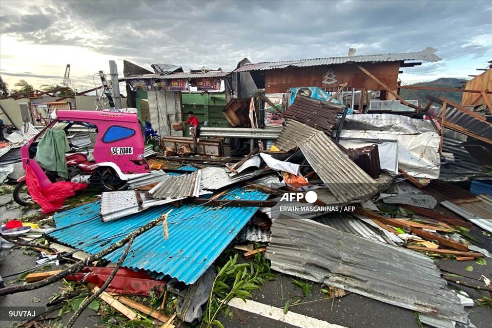 Người dân tìm kiếm đồ đạc trong số các mảnh vỡ do siêu bão Rai gây ra sau khi cơn bão đi qua thành phố Surigao. Ảnh: AFP