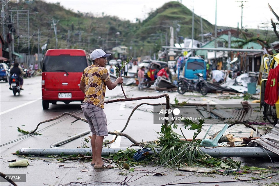Dọn dẹp mảnh vỡ do siêu bão Rai gây ra. Ảnh: AFP