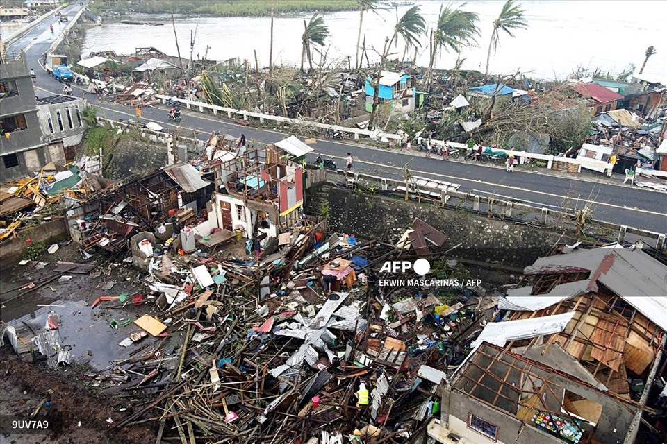Nhà cửa bị phá hủy do siêu bão Rai gây ra sau khi cơn bão đi qua thành phố Surigao. Ảnh: AFP