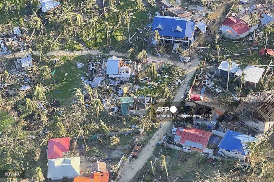 Những ngôi nhà bị phá hủy khi siêu bão Rai đi qua đảo General Luna, Siargao. Ảnh: AFP