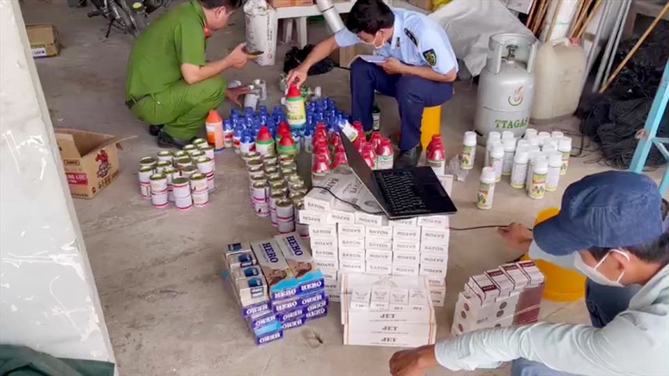 Lực lượng chống buôn lậu tỉnh An Giang phát hiện hộ kinh doanh nhập lậu thuốc bảo vệ thực vật nằm trong danh mục cấm sử dụng tại Việt Nam để bán cho nông dân. Ảnh: VT