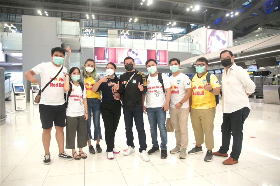 Nhiều người mặc áo câu lạc bộ Kiatisak đang dẫn dắt là Hoàng Anh Gia Lai đến sân bay để chào tạm biệt ông.