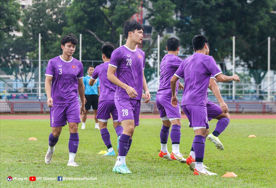 Tuyển Việt Nam có buổi tập cuối cùng trên sân Hougang để chuẩn bị cho trận đấu gặp Campuchia trong khuôn khổ vòng bảng AFF Cup 2020. Ảnh: VFF