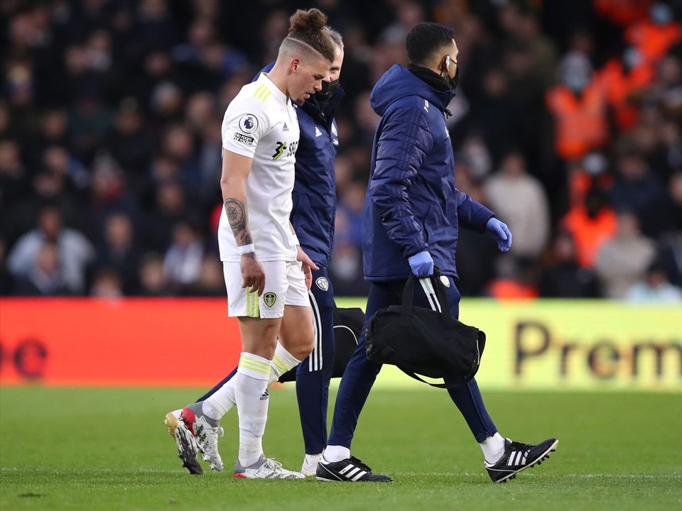 Chấn thương của Phillips khiến hàng tiền vệ Leeds mỏng manh trông thấy. Ảnh: AFP