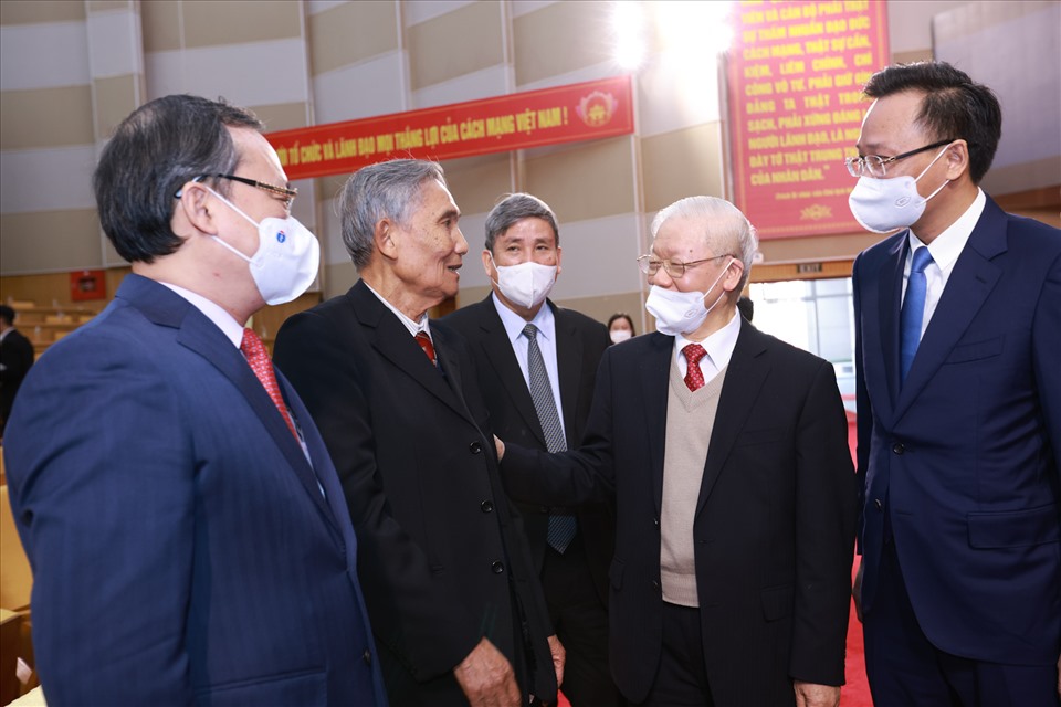 Tổng Bí thư giao lưu với các lãnh đạo, nguyên lãnh đạo tỉnh Hưng Yên. Ảnh: Hải Nguyễn